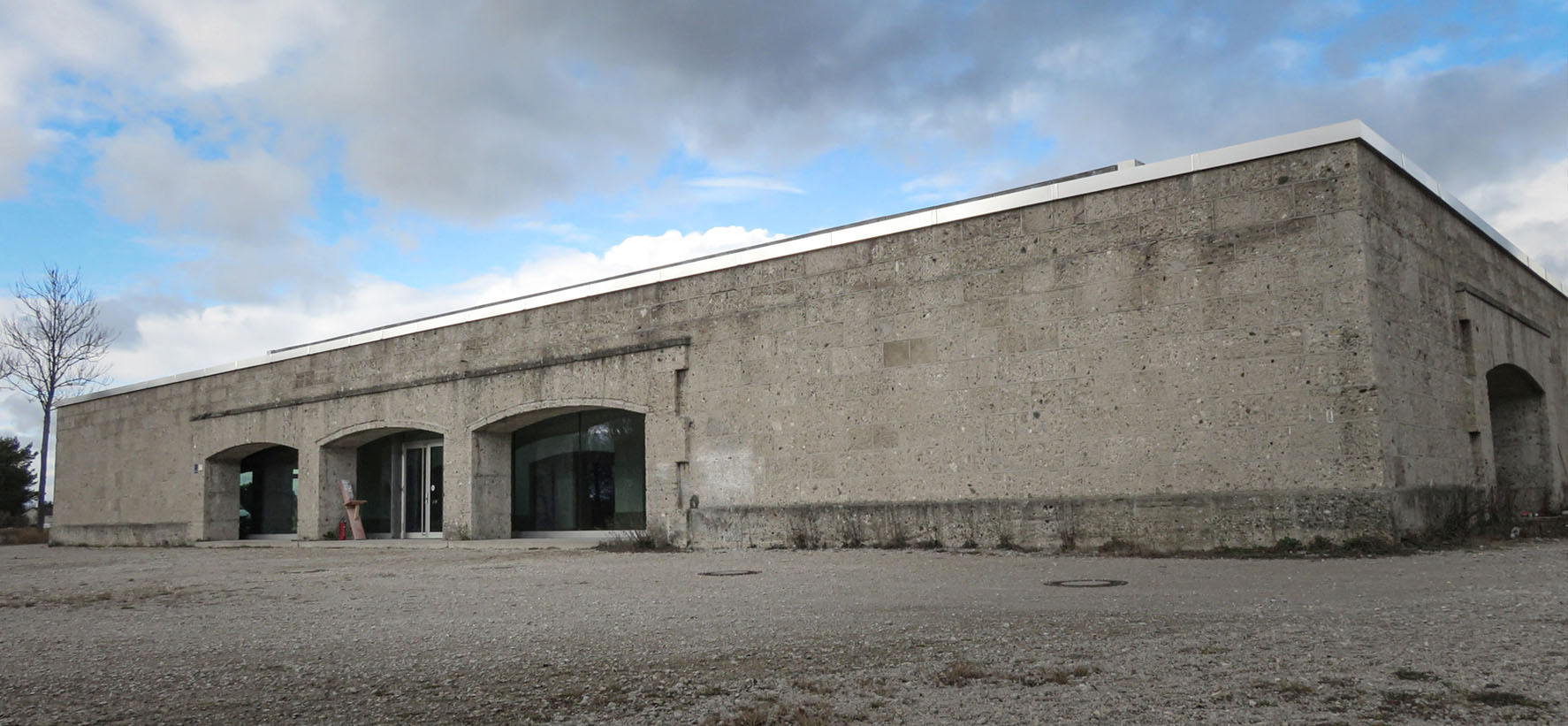 Kopfbau des alten Riemer Flughafens Messestadt München