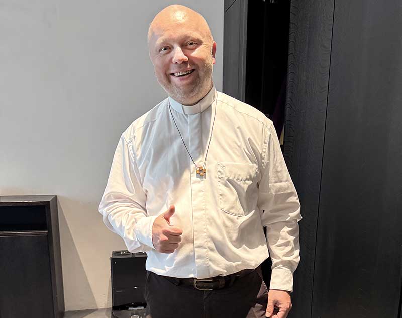 Daumen hoch: weiterhin alles Gute und Gottes Segen für den Pfarrverband Vier Heilige Trudering Riem.