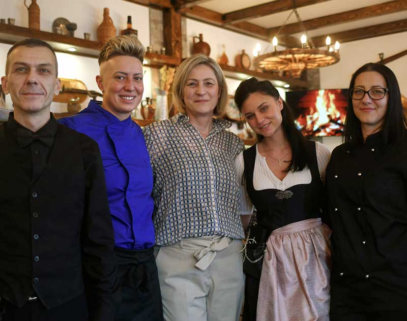 Trivka Davidovic (3. v. l.) und ihr Team freuen sich auf hungrige Messestädter.