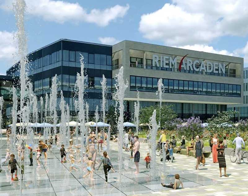 Der Springbrunnen wandert von der Mitte auf die Ostseite des Platzes. Zu Marktzeiten müssen die Wasserfontänen pausieren.